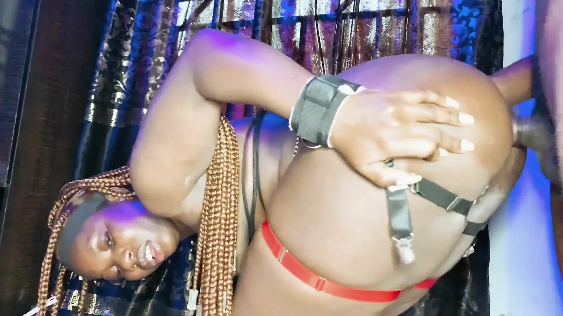 Main shararti rndi hoon aur mujhe chikne daidi ke lie gulam ki tarah vyavhar karna pasnd hai vah mere poore chehre par viry dalta hai aur meri guda ko chodta hai