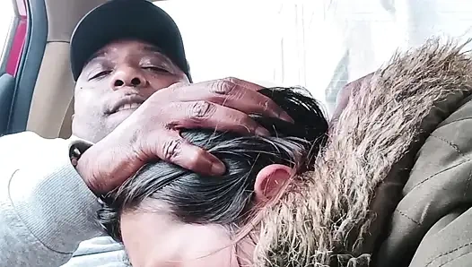 Asyalı sokak fahişesi arabada sakso - riskli yol kenarında gırtlağına kadar alıyor ve yutuyor ve orta yaşlı seksi kadın