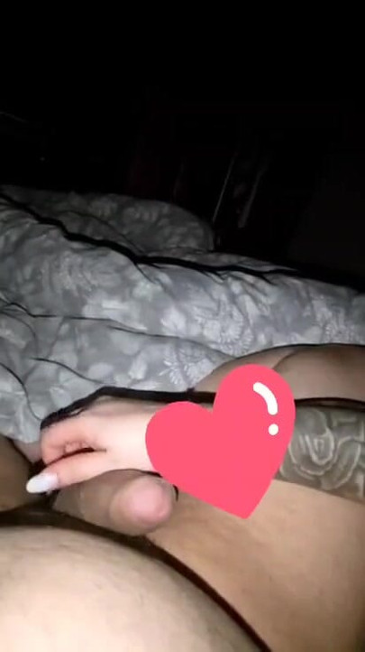 Tante komt 's nachts de kamer binnen om zijn pik te hamdjoben | Clip 2