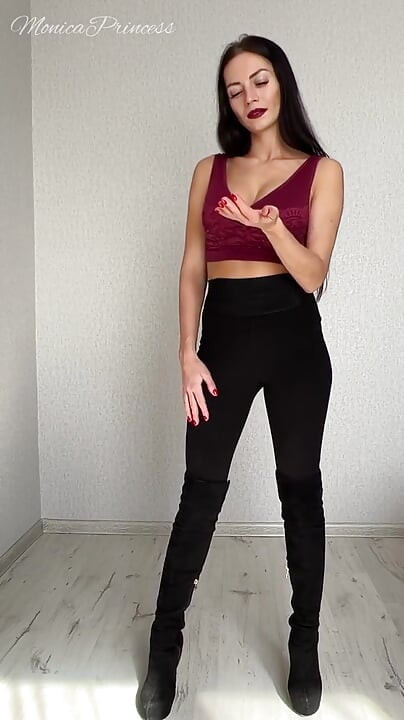 Giantess minik erkekleri sıkıyor ve yiyor