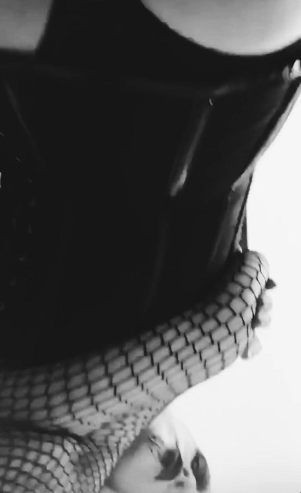 Adakah anda suka dommes femme logam hitam? Mesej saya di laman saya untuk pengalaman tersuai.