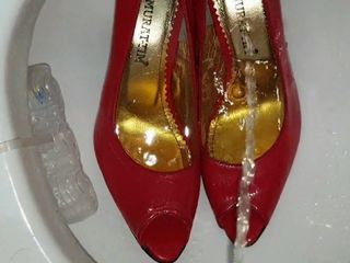 Писсинг в красные туфли-лодочки с насосом на высоком каблуке