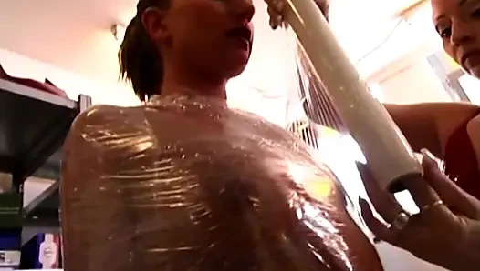 Cewek nakal dengan memek menganga lebar ini dientot habis-habisan sambil mengkilap