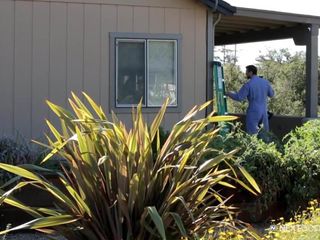 Nextdoorbuddies hunky handyman encontrado masturbándose