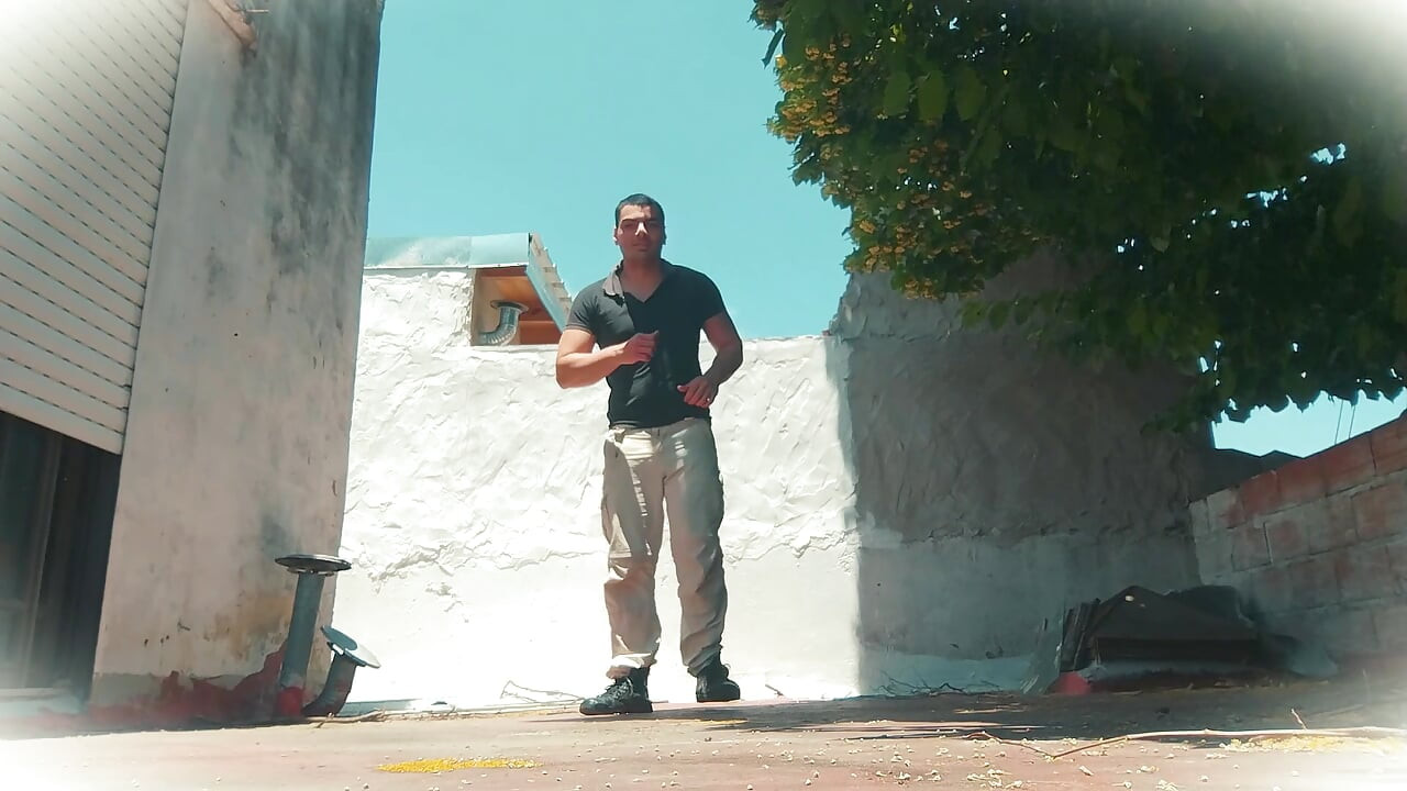 Ballerino di salsa - culo ravvicinato e ballo nudo - Masturbazione all'aperto in una giornata di sole - Grosso cazzo che scuote il bacino,