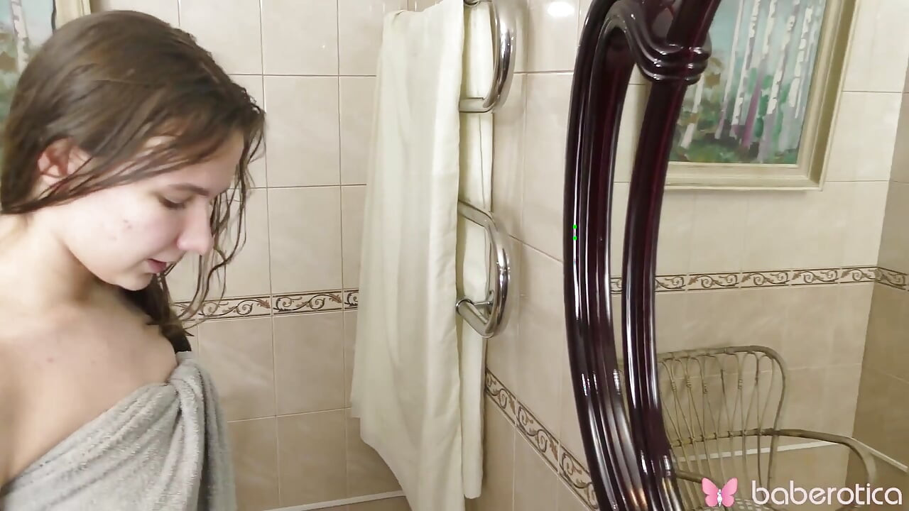 Madison sort de la douche pour se masturber pour nous à Baberotica