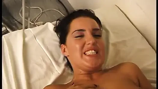 Orta yaşlı seksi kadın emdikten sonra canavar bir yarağa binerken inliyor