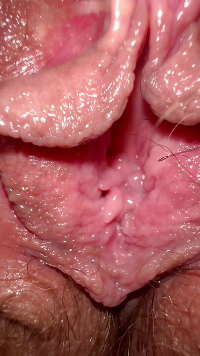 Krupni plan dlakave mokre pičke nakon sperme