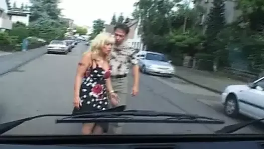 Une vieille salope allemande à forte poitrine mange du sperme chaud à l'arrière de la voiture