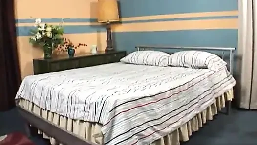 Cewek nympho sange ngocok dan ngentot kontol cowok gemuk sebelum dientot