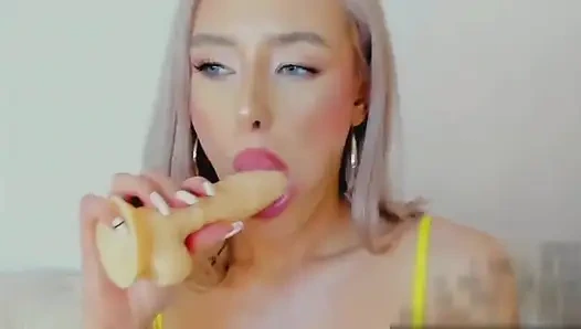 Gadis ini lagi asik mainin mesin seks dan nyepong kontol