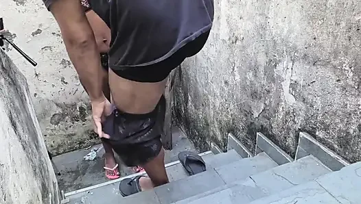 Evli, merdivenlerde kıçını vererek aldattı