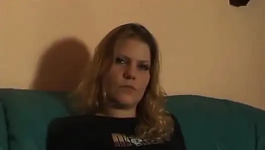 Blondes küken reibt und fingert beim casting ihre muschi