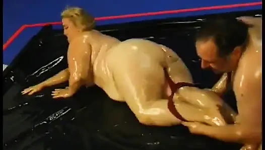 Edepsiz şişman bayan Patty Parker durdurulamaz vücudunu yağlatmayı ve amını meraklı adam tarafından oyuncakla sikilmeye bayılıyor