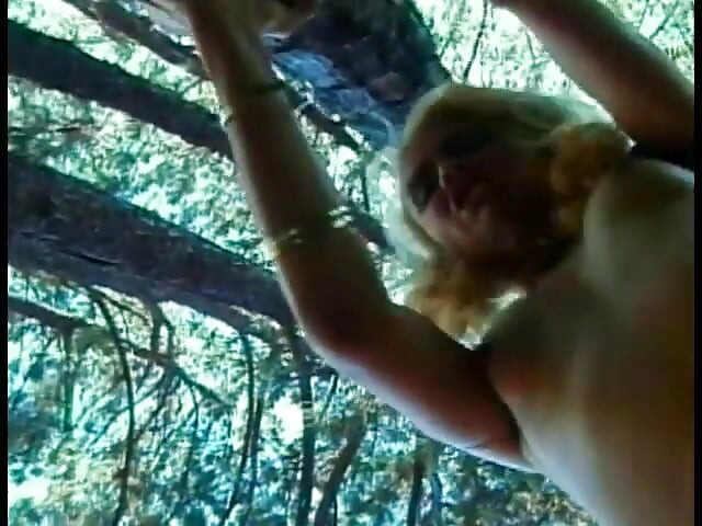 Si blonde seksi Transanny menghisap kemudian dikongkek di taman