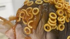Détendez-vous et profitez de sploshing dans des spaghettis - vidéo WAM
