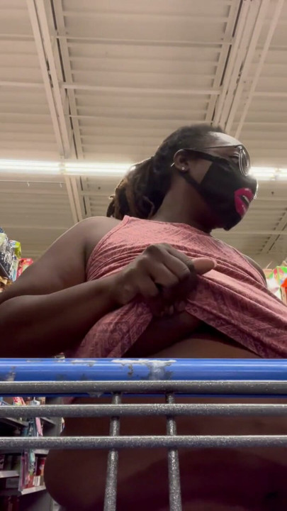 Nookiescookies δείχνει τις θηλές της στο Walmart | Clip 2