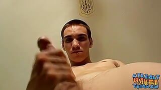 Гетеросексуальный мужик- бандит Cherokee использует искусственную вагину на члене, чтобы кончить