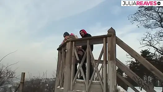 Сексуальная рыжая скачет на жестком члене по холодному снегу