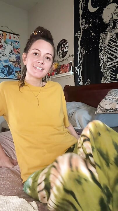kouření milf chery stromů vloží anální kolík a hraje si s kundičkou