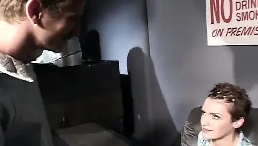 Kurzhaarige schlampe wurde von ihrem kollegen gefickt