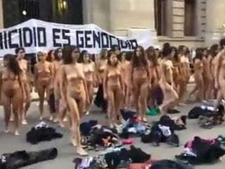 アルゼンチンで抗議するヌード女性-カラー版