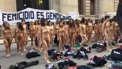 アルゼンチンで抗議するヌード女性-カラー版