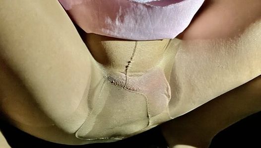 Sissy fa pipì in collant fuori