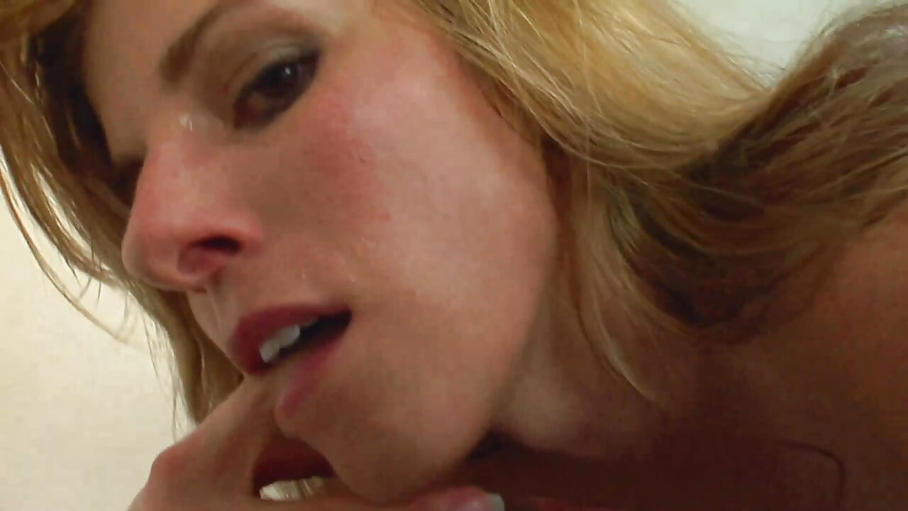 Amaterska plavuša pokazuje svoje zapanjujuće telo i jebe se u dupe