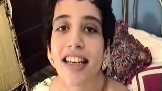 Cewek hot rambut cokelat lagi asik bugil di ranjang sambil bugil