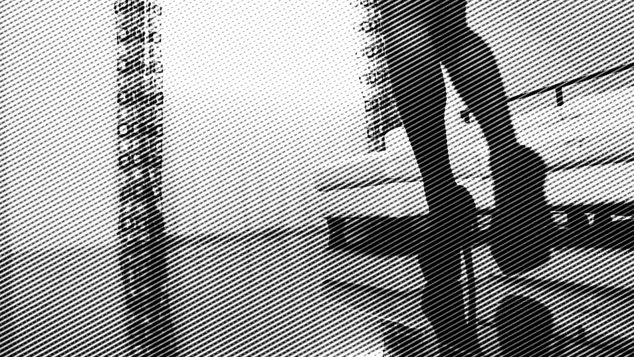 Um pau grande dentro da pequena buceta de uma morena gostosa