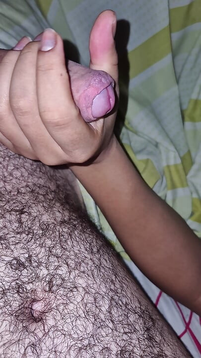Eu jogo os peitos para minha amada esposa como ela vê o telefone.