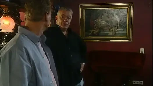 Fantastische geile MILF lutscht und fickt einen großen retro-kommenden schwanz