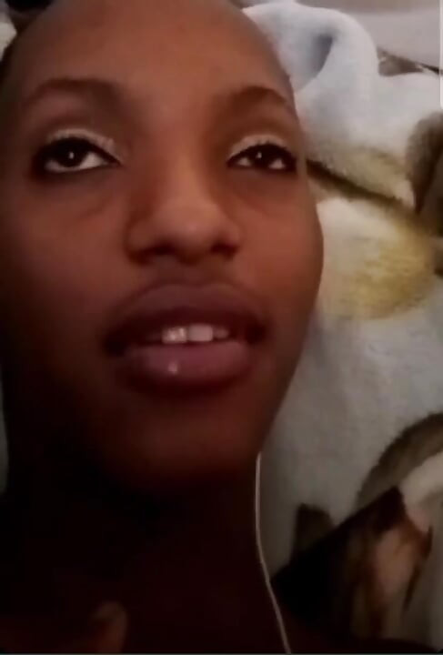 Awek eboni miang melancap dengan teman lelakinya dalam panggilan video, dia memancut mani