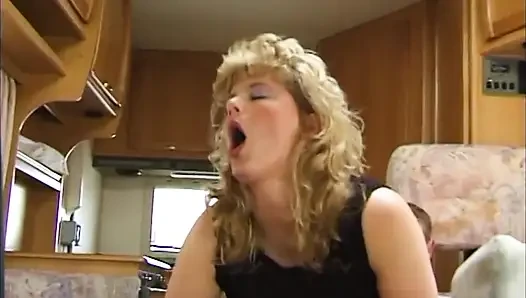 Sex in car with blonde cougar who likes facial end
