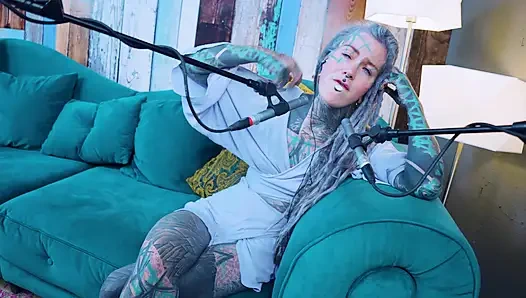 J - Jelousy hakkında konuşuyorum - asmr podcast sfw konuşuyor gotik sıska kız dreadlocks dövmeli model dövmeli kız