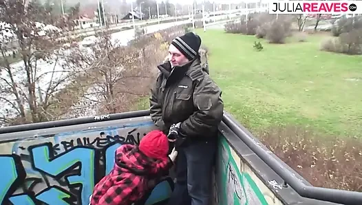 Azgın hatun ayak yolu boyunca sert sikildikten sonra göğüslerine boşalıyor