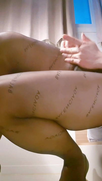 สาวร่านเงี่ยนในชุดดําสุดหรูและรองเท้าส้นสูงน้ําแตกด้วยการยัดกําปั้นทางตูดและทรมานตัวเองด้วยการกระตุ้นน้ําเงี่ยนหลังน้ําแตก | คลิป 3