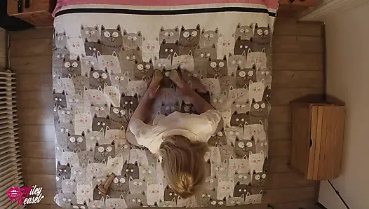 Блондинка-модель яростно справляется с кроватью