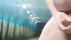 Strip-tease en public, branlette et sperme dans un tunnel