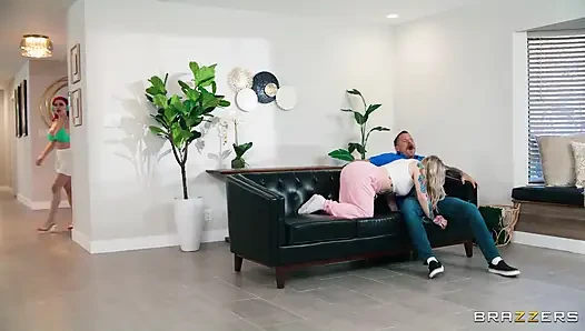 Brazzers - Lily Lou Live By Moto открыть ноги, а не ваши отношения