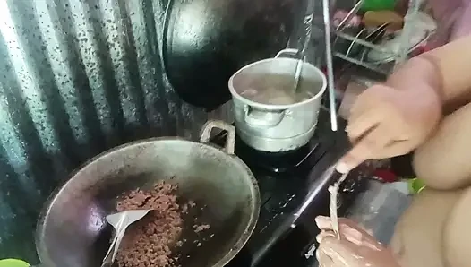 Menelanjangi ibu mertua yang sedang memasak