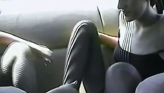 Baştan çıkarıcı esmer kızlar tutkuyla parmaklıyor ve şişe sikişiyor