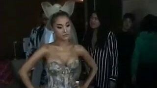 Ariana Grande caliente esconde sus pequeñas tetas