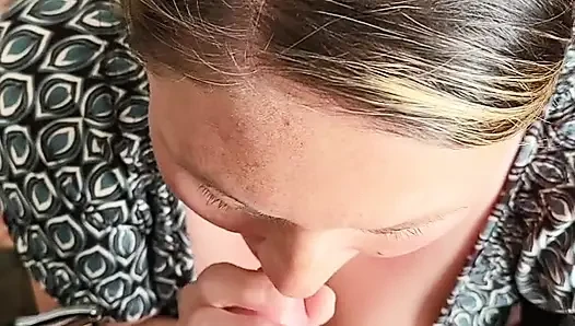 Super sexy schwanzlutschende göttin schluckt all das sperma, während sie immer und vorn laut stöhnt