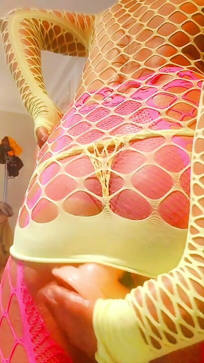 ฉันดิลโด้และน้ําแตกในแบบสโลว์โมชั่นต่อหน้า 2 สาวร่านที่เย็ด