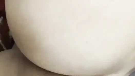 Aku Berbagi Ranjang Sama Adik Tiriku