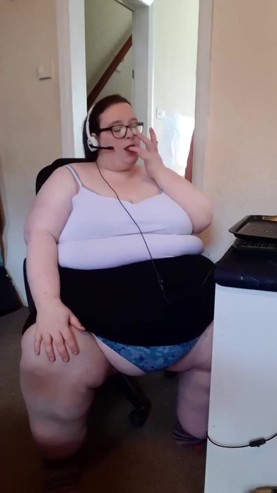 Товстушка насолоджується пончиками від свого боса