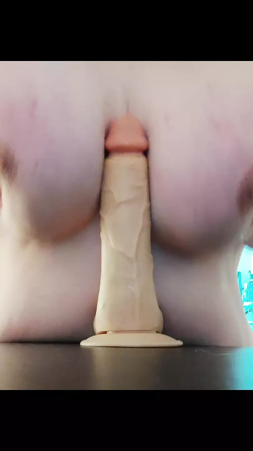 Şişman enby memeli dildo ile meme sikişi şöleni