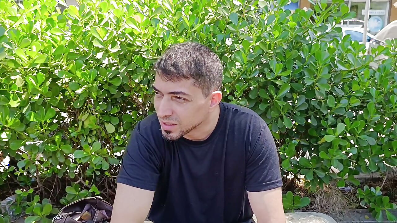 Așteptând ca fiul său vitreg în piață să facă o plimbare cu mașina.